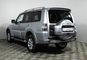 Подержанный автомобиль Mitsubishi Pajero 2011 года (7 фото)