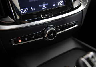 Подержанный автомобиль Volvo V60 2019 года (18 фото)