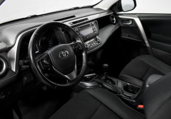 Подержанный автомобиль Toyota RAV4 2018 года (9 фото)