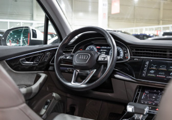 Подержанный автомобиль Audi Q7 2021 года (16 фото)