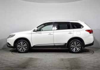 Подержанный автомобиль Mitsubishi Outlander 2020 года (8 фото)