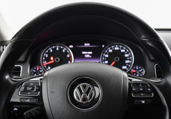 Подержанный автомобиль Volkswagen Touareg 2015 года (14 фото)