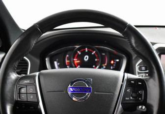 Подержанный автомобиль Volvo XC60 2017 года (14 фото)