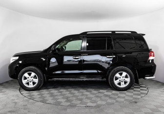 Подержанный автомобиль Toyota Land Cruiser Suv 2010 года (8 фото)