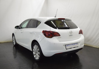 Подержанный автомобиль Opel Astra Hatchback 2011 года (7 фото)