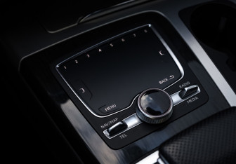 Подержанный автомобиль Audi Q7 2015 года (23 фото)