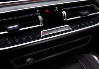 Подержанный автомобиль BMW X6 2020 года (18 фото)