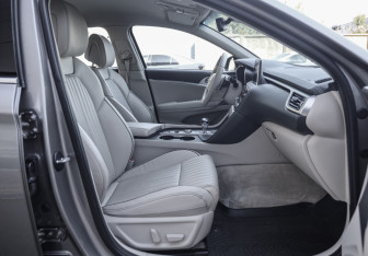 Подержанный автомобиль Genesis G70 2020 года (29 фото)