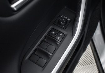 Подержанный автомобиль Toyota RAV4 2024 года (10 фото)