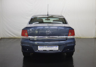 Подержанный автомобиль Opel Astra Sedan 2009 года (6 фото)
