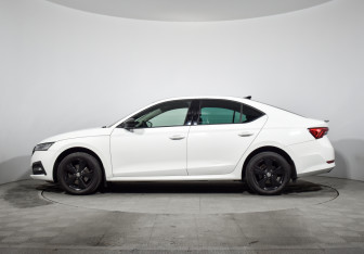 Подержанный автомобиль Skoda Octavia Liftback 2021 года (8 фото)