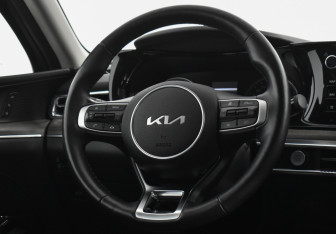 Подержанный автомобиль Kia K5 2022 года (14 фото)