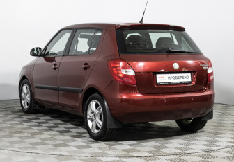Подержанный автомобиль Skoda Fabia Hatchback 2009 года (10 фото)