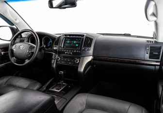 Подержанный автомобиль Toyota Land Cruiser Suv 2008 года (9 фото)