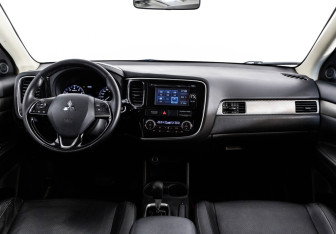 Подержанный автомобиль Mitsubishi Outlander 2015 года (10 фото)