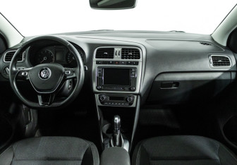 Подержанный автомобиль Volkswagen Polo Sedan 2017 года (13 фото)