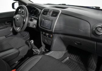 Подержанный автомобиль Renault Sandero 2018 года (12 фото)
