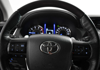 Подержанный автомобиль Toyota Fortuner 2020 года (16 фото)