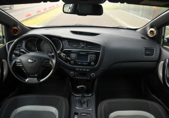 Подержанный автомобиль Kia Ceed Hatchback 2015 года (11 фото)