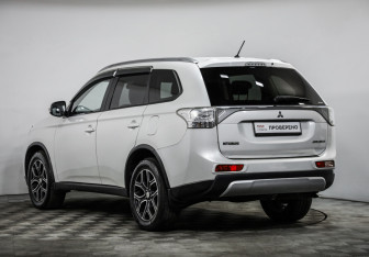 Подержанный автомобиль Mitsubishi Outlander 2014 года (7 фото)