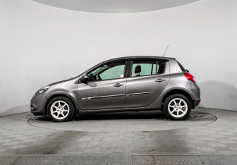 Подержанный автомобиль Renault Clio Hatchback 2010 года (8 фото)