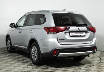 Подержанный автомобиль Mitsubishi Outlander 2018 года (7 фото)