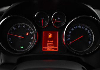 Подержанный автомобиль Opel Astra Hatchback 2011 года (16 фото)