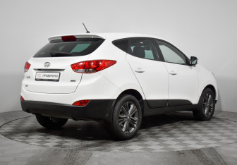 Подержанный автомобиль Hyundai ix35 2015 года (5 фото)