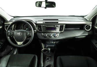 Подержанный автомобиль Toyota RAV4 2012 года (13 фото)
