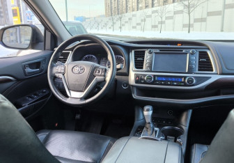 Подержанный автомобиль Toyota Highlander 2014 года (21 фото)