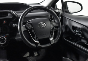 Подержанный автомобиль Toyota Aqua 2019 года (11 фото)