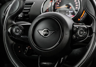 Подержанный автомобиль MINI Clubman Wagon 2019 года (11 фото)