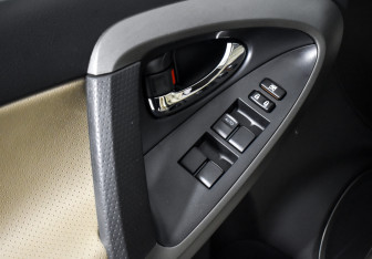 Подержанный автомобиль Toyota RAV4 2011 года (10 фото)