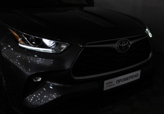 Подержанный автомобиль Toyota Highlander 2021 года (36 фото)