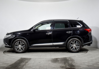 Подержанный автомобиль Mitsubishi Outlander 2015 года (8 фото)