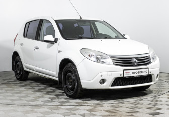 Подержанный автомобиль Renault Sandero 2011 года (3 фото)