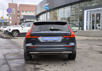 Подержанный автомобиль Volvo V60 Cross Country 2023 года (5 фото)