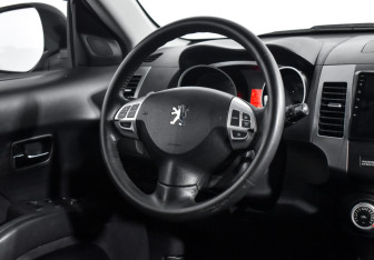 Подержанный автомобиль Peugeot 4007 2008 года (14 фото)