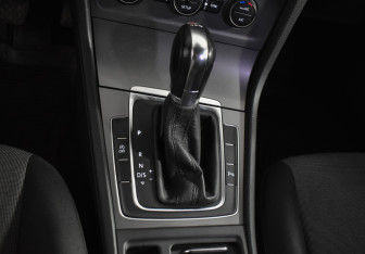 Подержанный автомобиль Volkswagen Golf Hatchback 2013 года (17 фото)