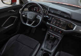 Подержанный автомобиль Audi Q3 2021 года (10 фото)