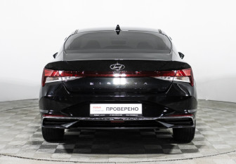 Подержанный автомобиль Hyundai Elantra Sedan 2023 года (6 фото)