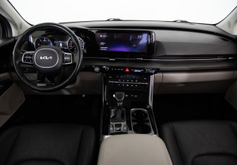 Подержанный автомобиль Kia Carnival 2023 года (9 фото)