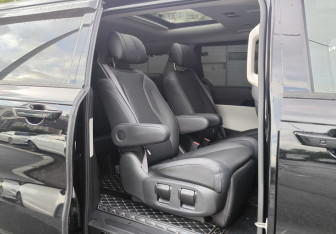 Подержанный автомобиль Kia Carnival 2021 года (15 фото)