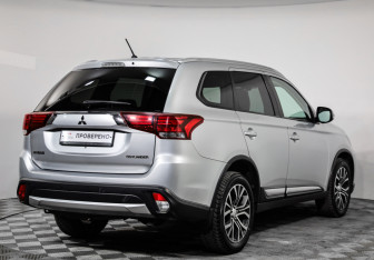 Подержанный автомобиль Mitsubishi Outlander 2015 года (5 фото)