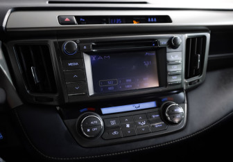 Подержанный автомобиль Toyota RAV4 2013 года (14 фото)