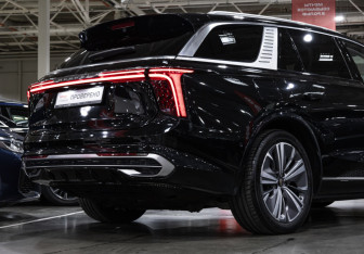 Подержанный автомобиль Hongqi E-HS9 2021 года (9 фото)