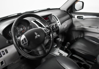 Подержанный автомобиль Mitsubishi Pajero Sport 2011 года (9 фото)