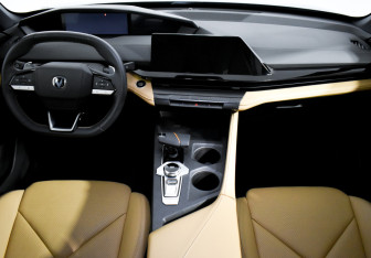 Подержанный автомобиль Changan UNI-V 2022 года (15 фото)