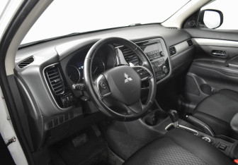 Подержанный автомобиль Mitsubishi Outlander 2014 года (9 фото)