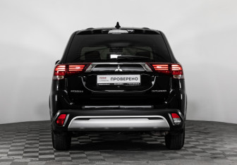Подержанный автомобиль Mitsubishi Outlander 2018 года (6 фото)